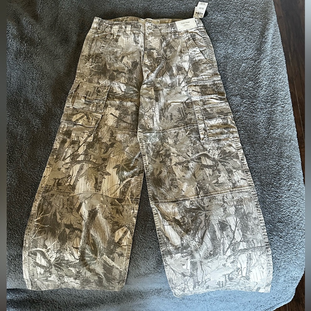 ***NEW WITH TAGS AND BAG

Hollister Men’s Cargo Camo pant. 28w x 30h